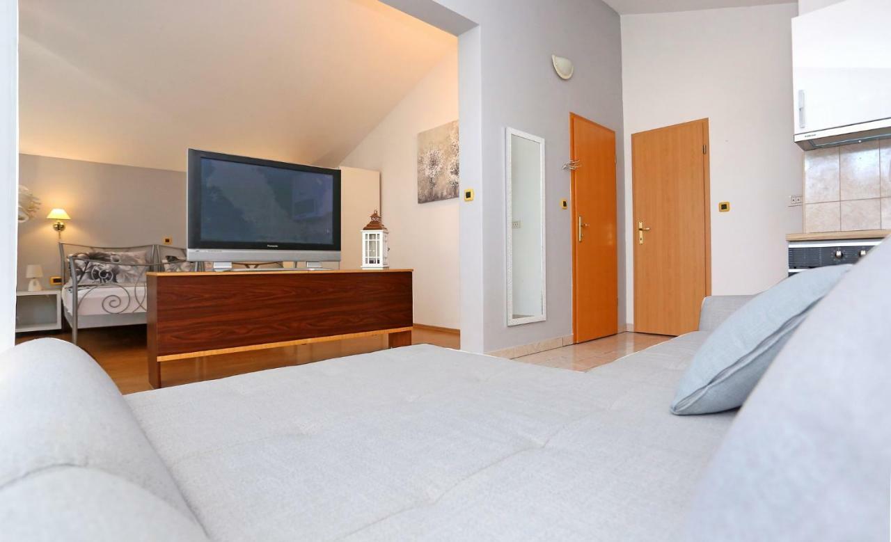 Studio Apartment Grey Split Exterior photo