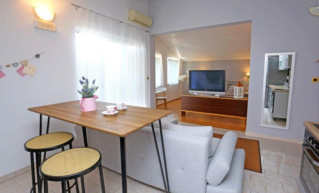 Studio Apartment Grey Split Exterior photo